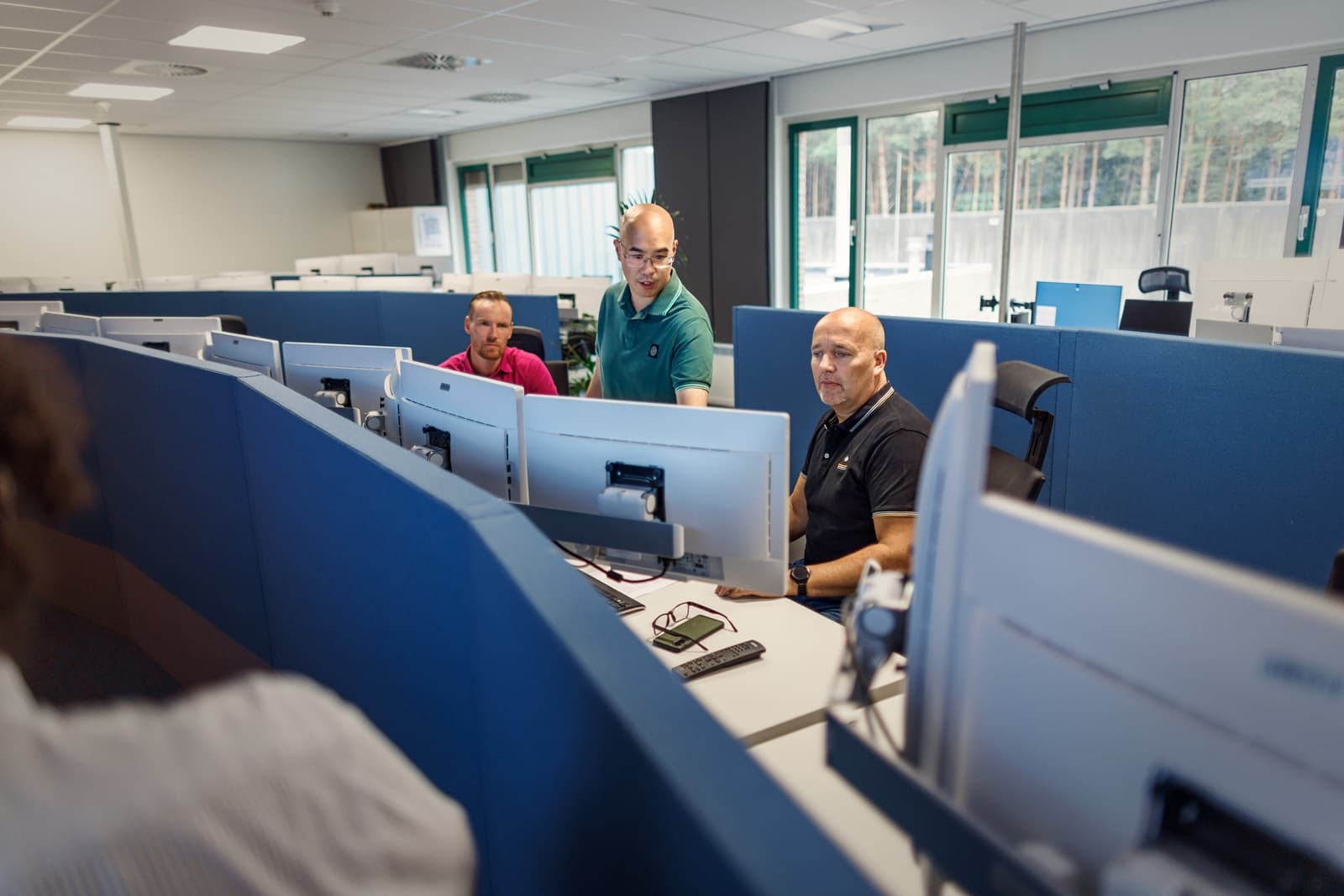 Medewerkers achter computerschermen