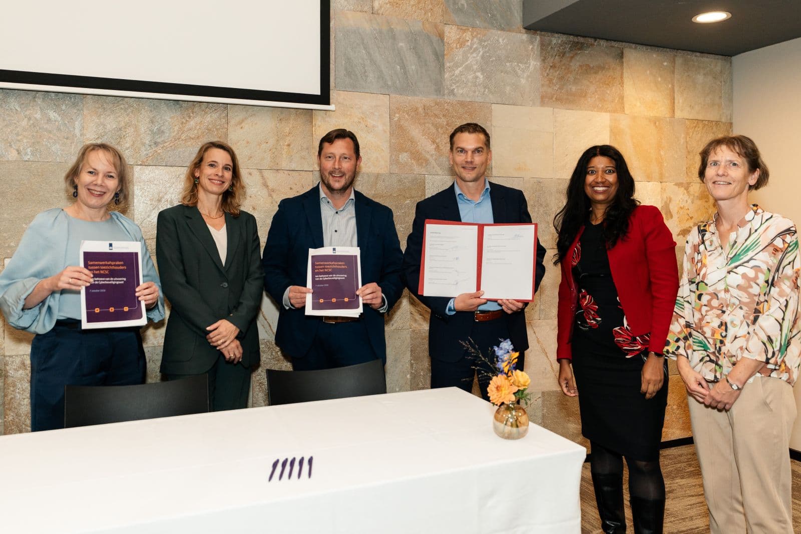 De ondertekenaars van de samenwerkafspraken met het ondertekende document
